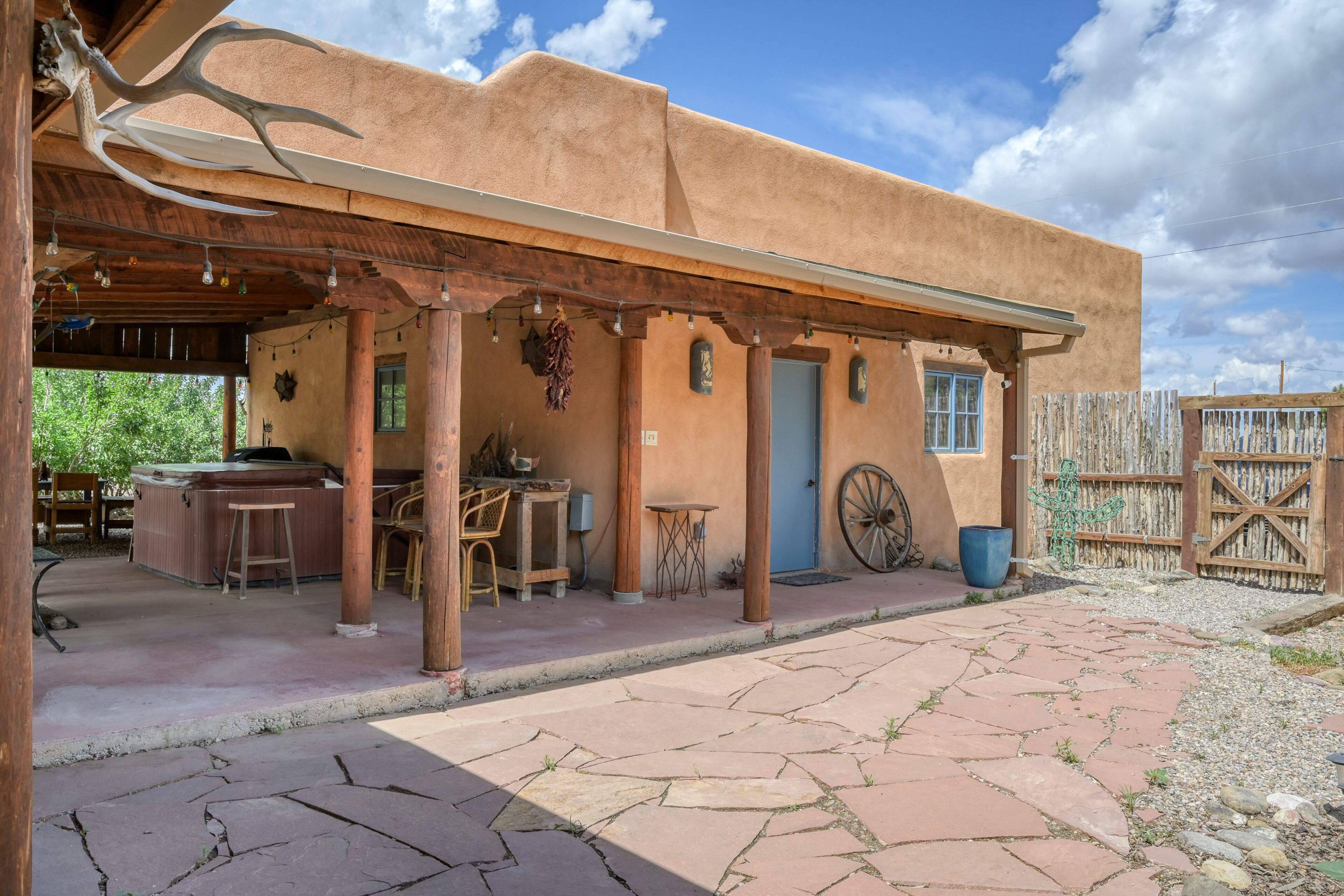 Alfred’s Hacienda & Casita: dog-friendly retreat w/ hot tub & 4 kiva fireplaces