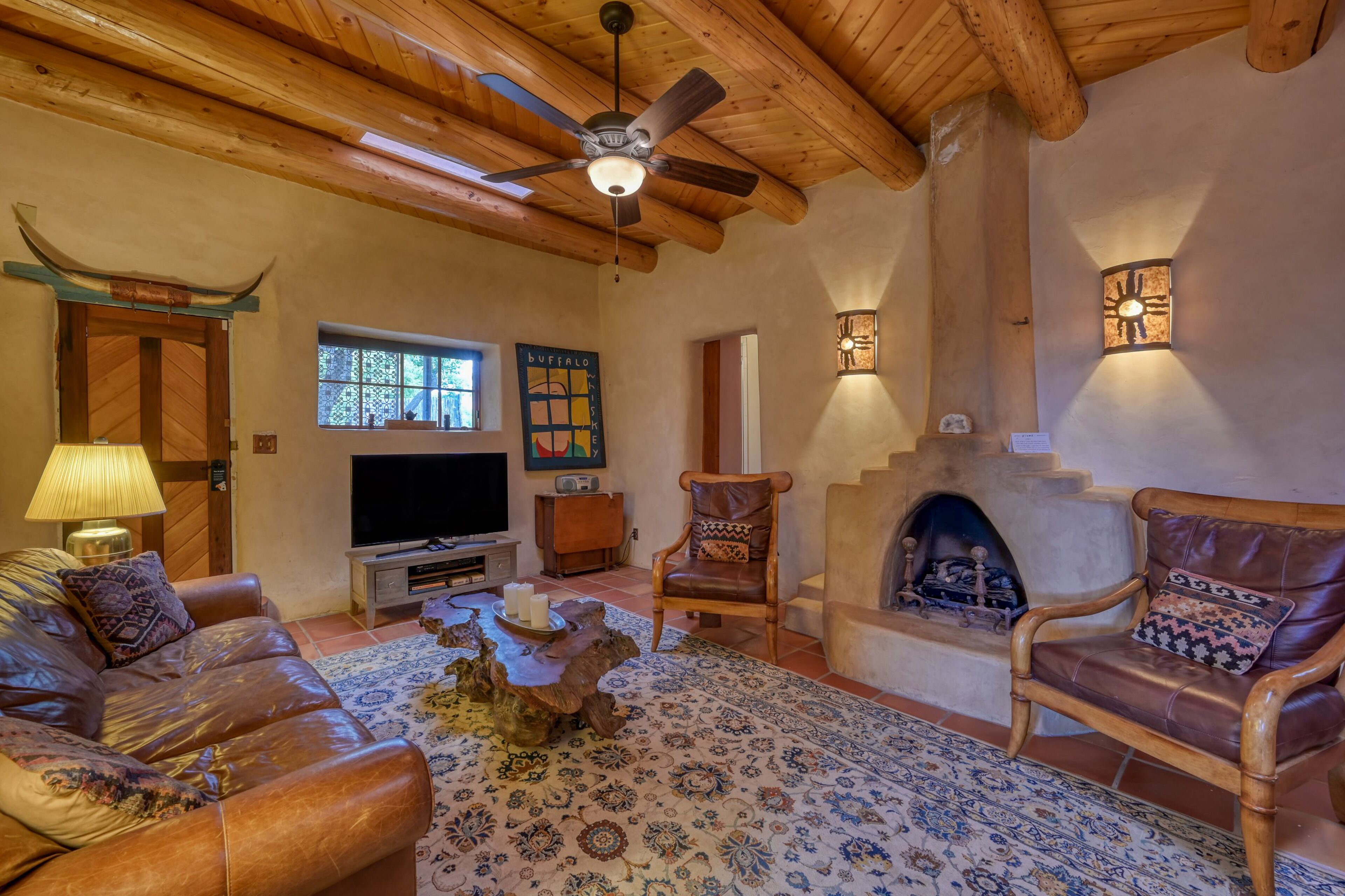 Alfred’s Hacienda & Casita: dog-friendly retreat w/ hot tub & 4 kiva fireplaces