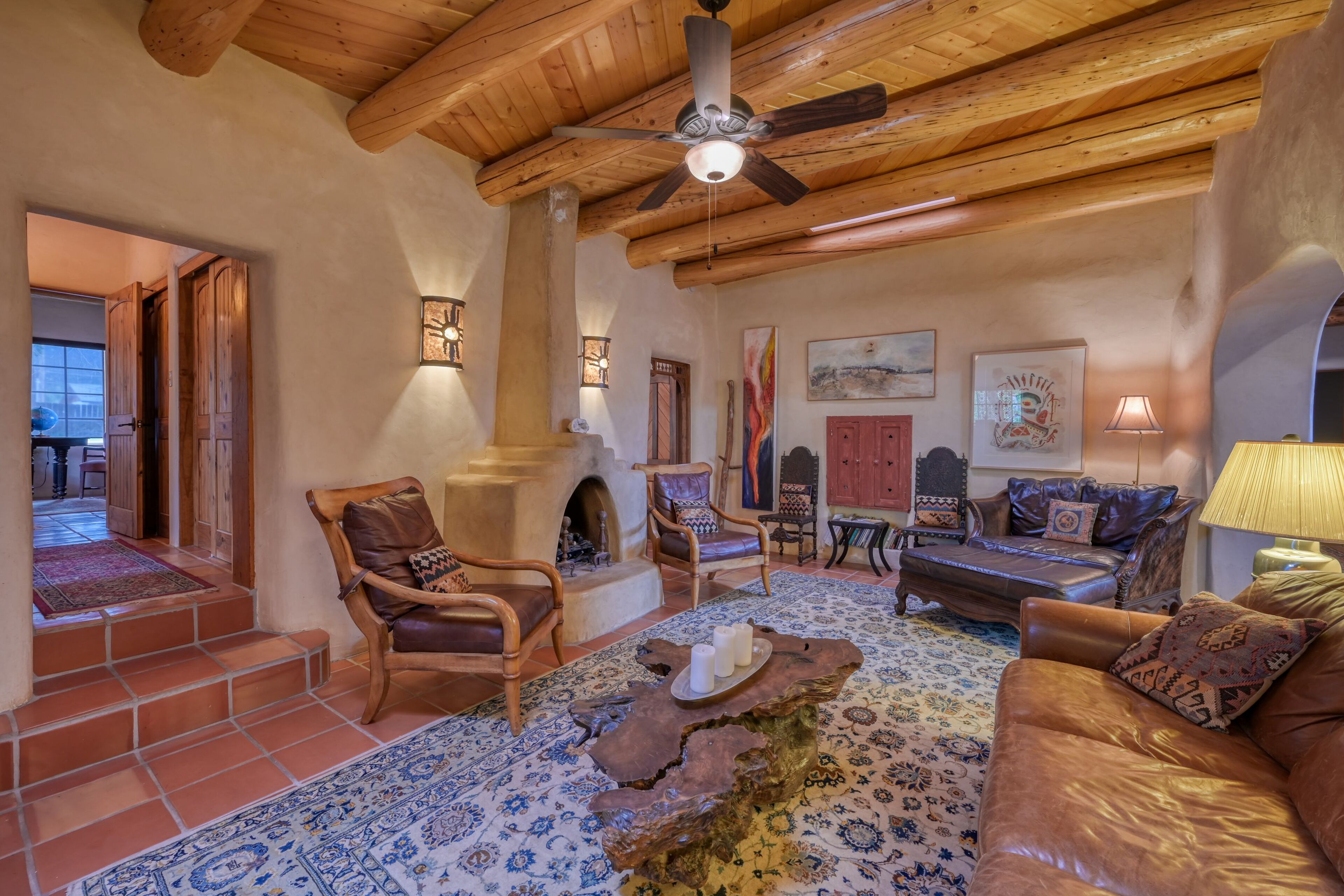 Alfred’s Hacienda & Casita: dog-friendly retreat w/ hot tub & 4 kiva fireplaces