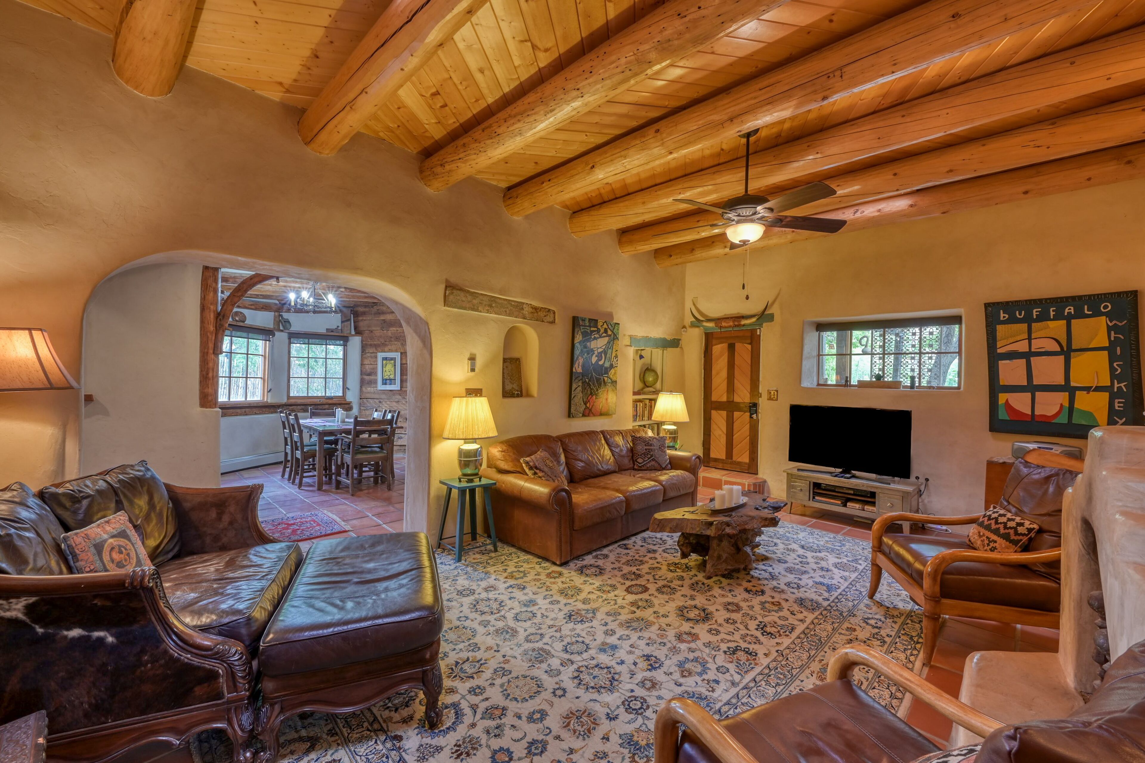 Alfred’s Hacienda & Casita: dog-friendly retreat w/ hot tub & 4 kiva fireplaces