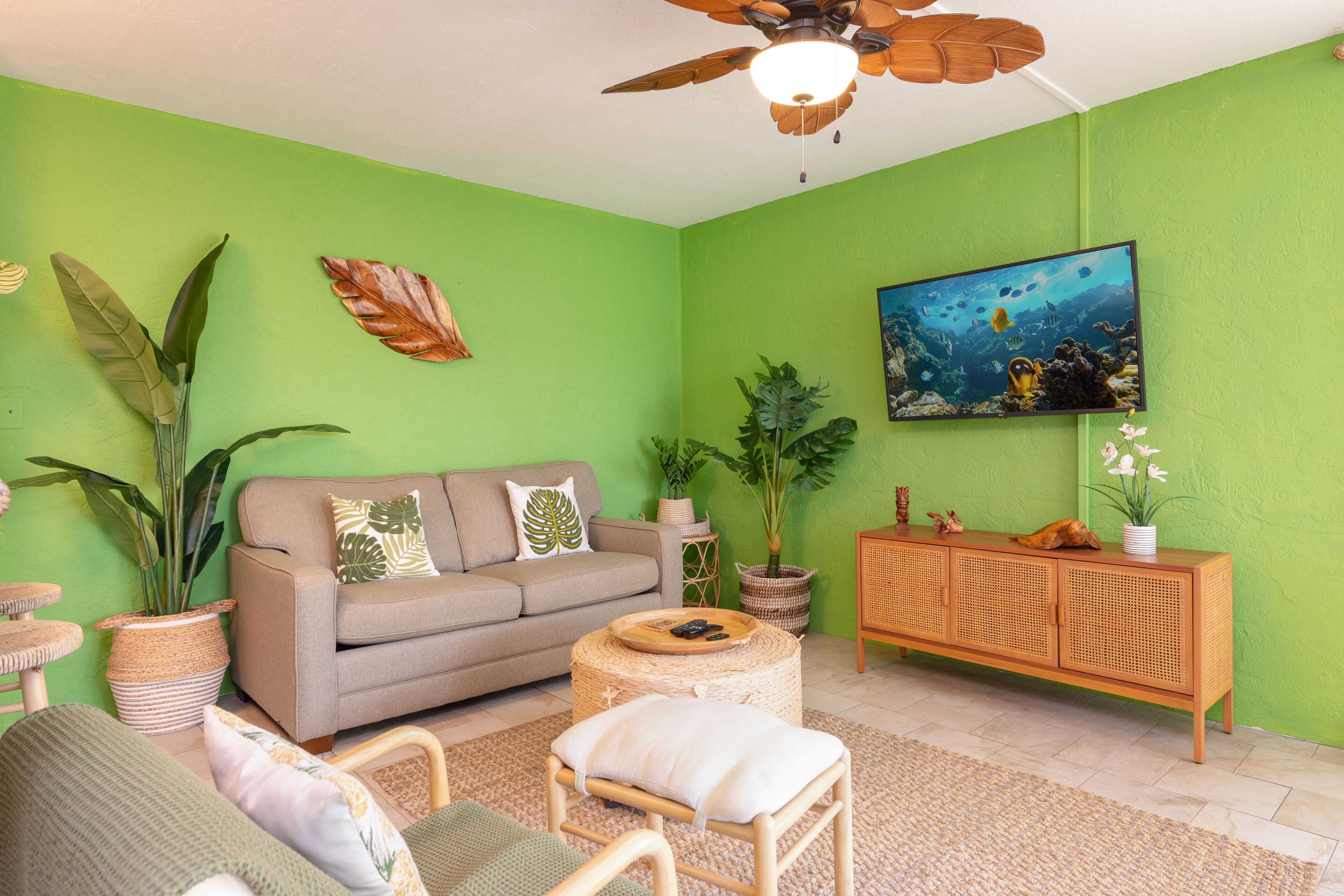 Island getaway with heated pool - walk to dining