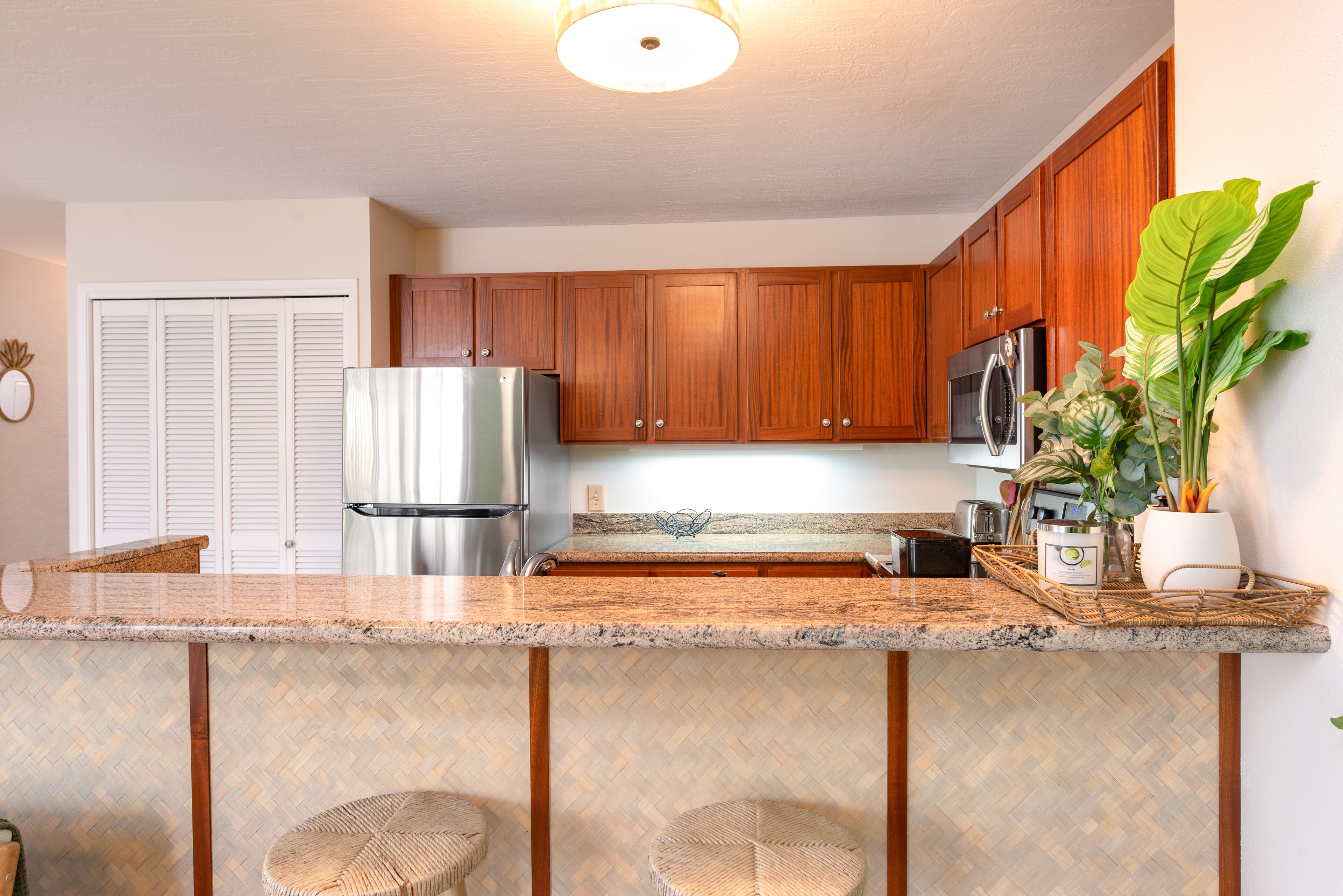 Island getaway with heated pool - walk to dining