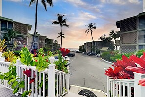 Property grounds - Island getaway with heated pool - walk to dining (Kailua-Kona)