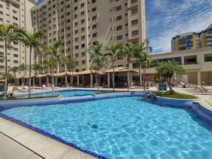 6 outdoor pools, pool umbrellas, pool loungers - Boulevard Suites - AFRV (Caldas Novas)