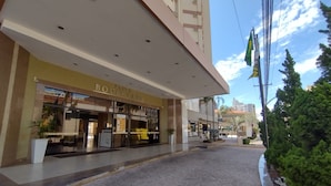 La entrada de un hotel con un cartel que dice 'PRIVE BOULEVARD SUITE HOTEL'.