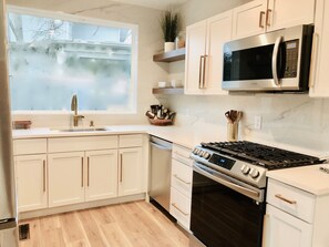 Frigorifero, microonde, forno, piano cottura