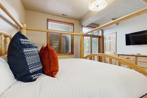 3 bedrooms, iron/ironing board, Internet, bed sheets