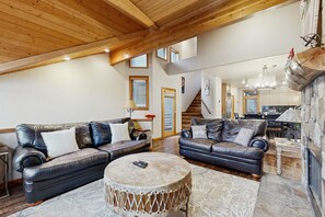 テレビ、暖炉、DVD プレーヤー