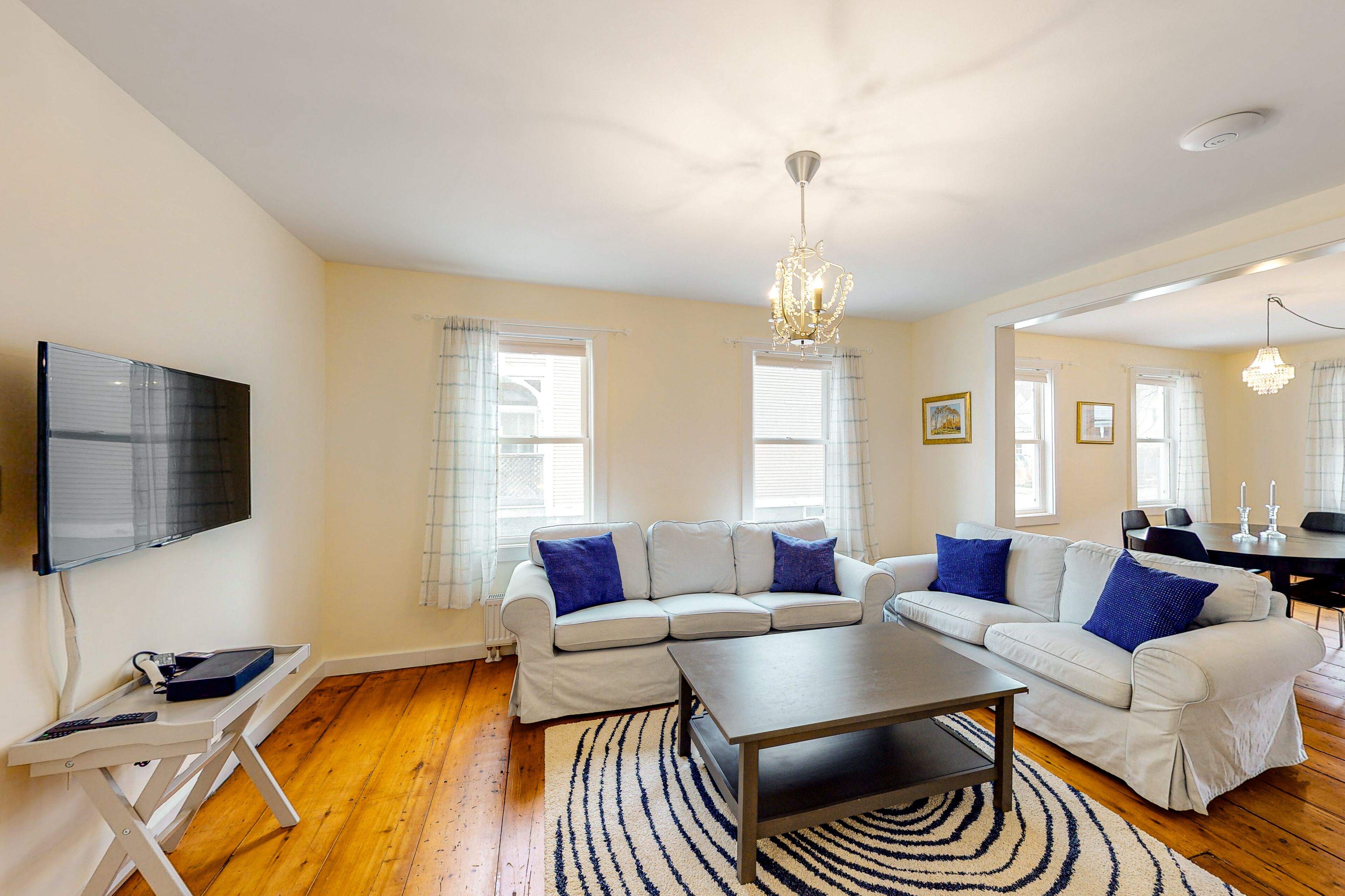 First-floor condo with shared laundry - steps to ski bus pickup, walk to dining