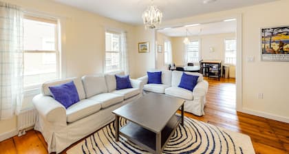 First-floor condo with shared laundry - steps to ski bus pickup, walk to dining