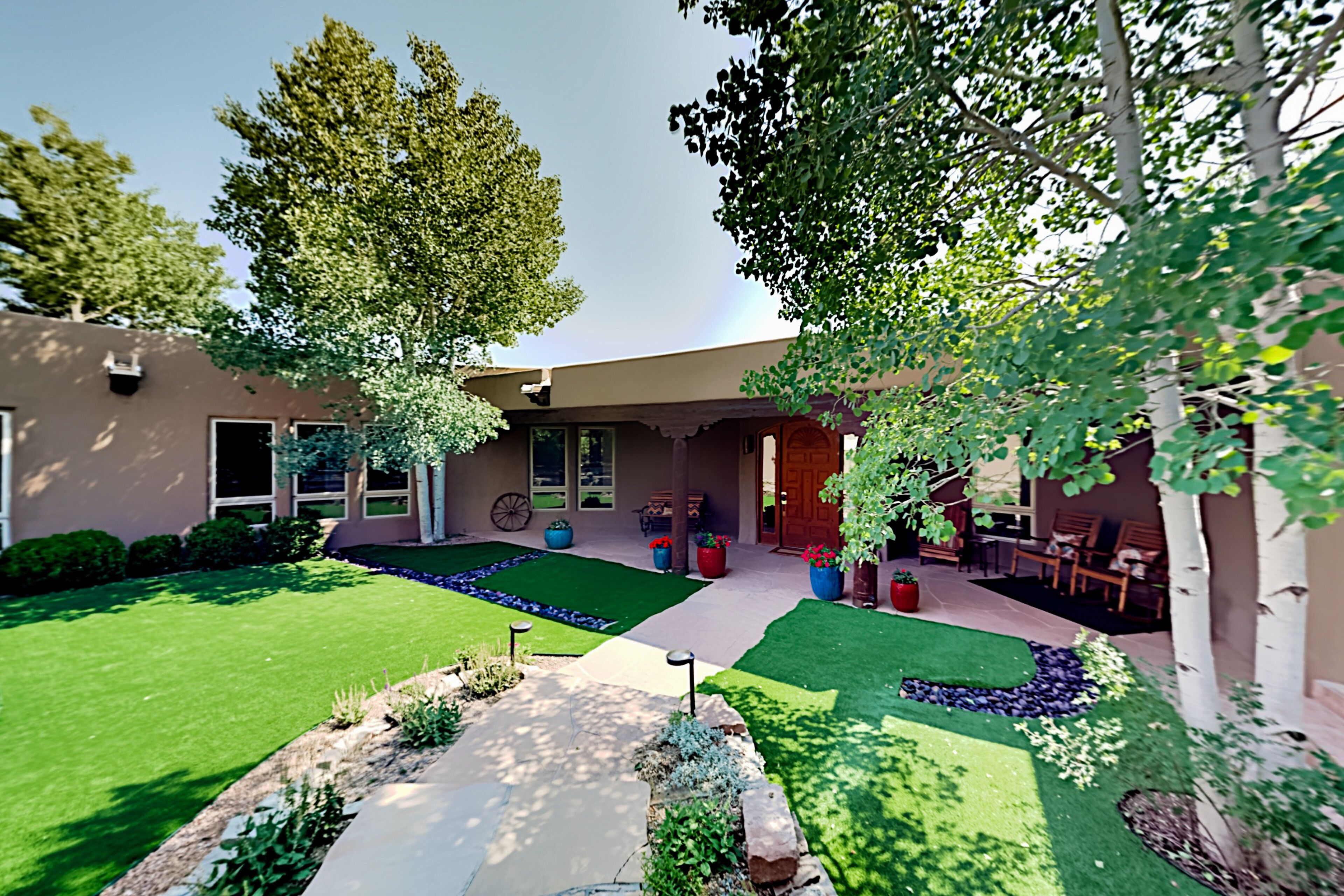 Casa del Oso - luxury updates, central AC & Sangre de Cristo Mountain views