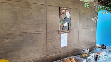 Petit déjeuner en libre-service compris tous les jours