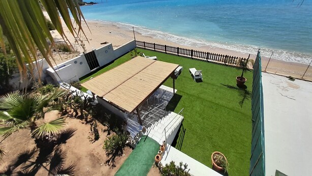 A rooftop terrace with a view of the beach and ocean. - Villa Queen of the Sea - Top solarium and large garden (sciacca)