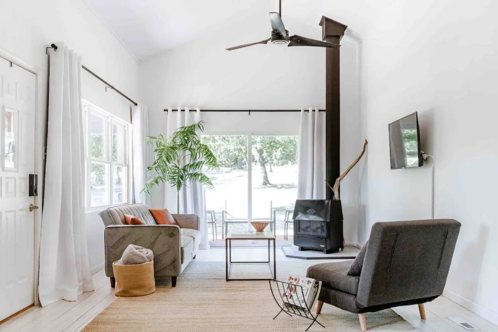 Woodhaven Cabin at Snake Creek with Patios & Fire-pit 