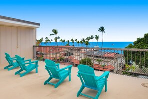 Property grounds - Lovely beach condo with lanai, AC, modern kitchen, pool & grills - walk Old Town (Kailua-Kona)