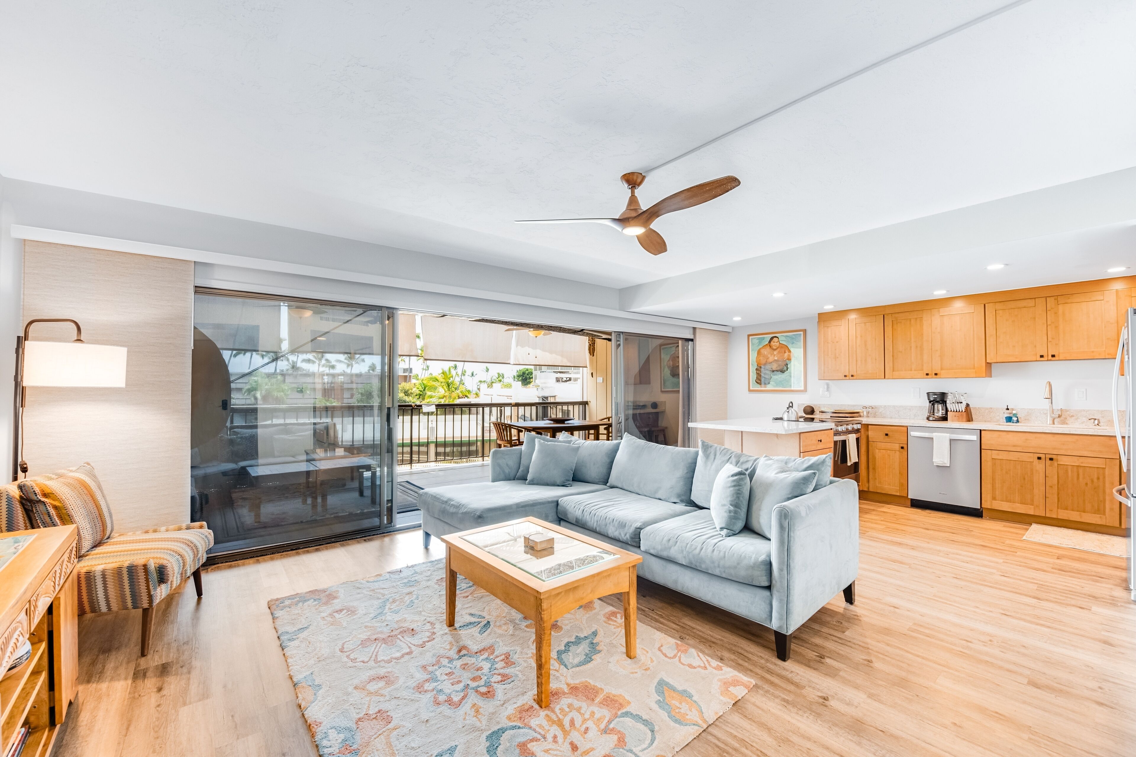 Lovely beach condo with lanai, AC, modern kitchen, pool & grills - walk Old Town