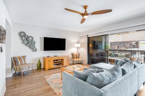 TV - Lovely beach condo with lanai, AC, modern kitchen, pool & grills - walk Old Town (Kailua-Kona)