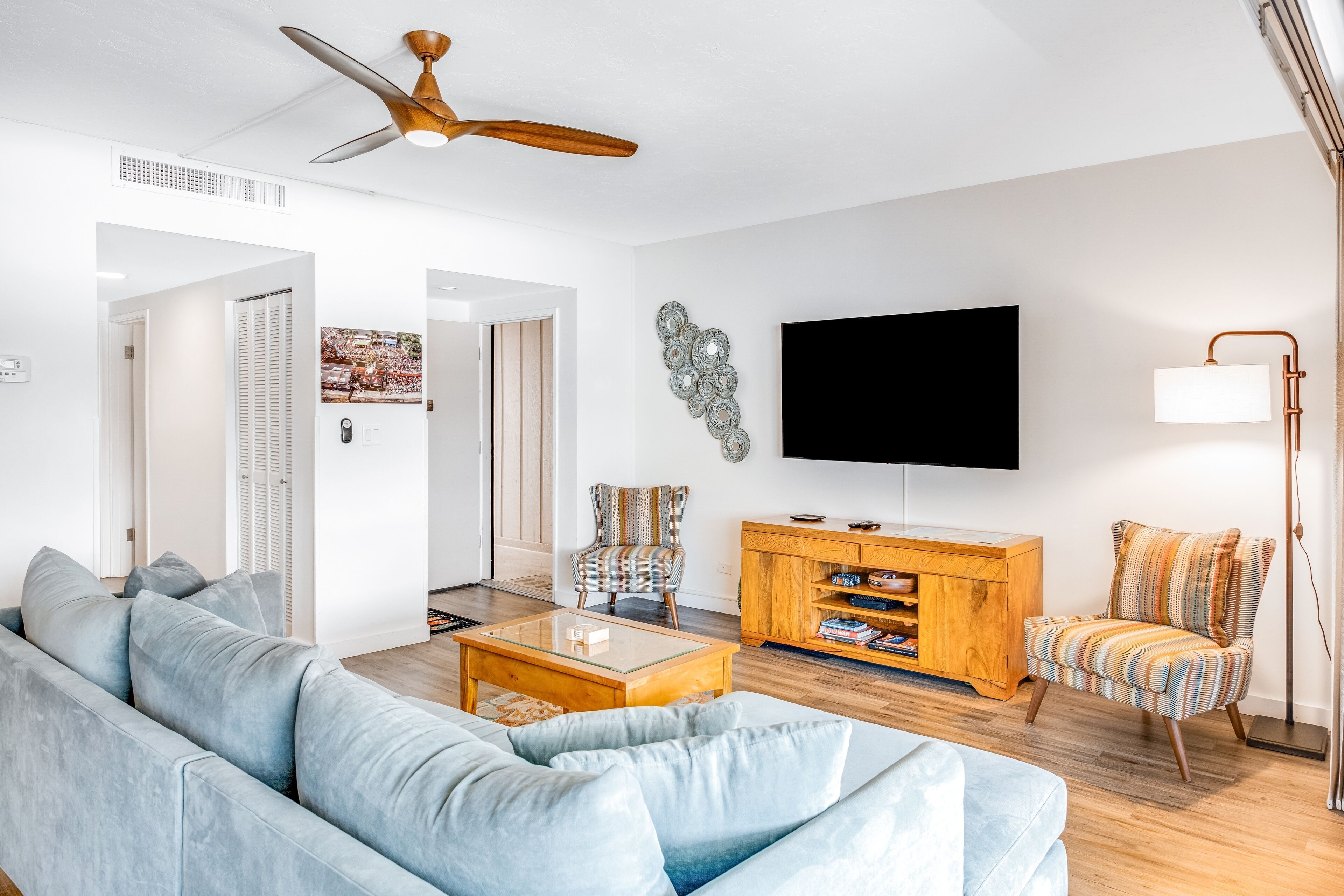 Lovely beach condo with lanai, AC, modern kitchen, pool & grills - walk Old Town