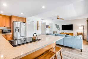 Interior - Lovely beach condo with lanai, AC, modern kitchen, pool & grills - walk Old Town (Kailua-Kona)