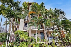 Exterior - Chic condo in oceanfront complex with resort amenities & wraparound lanai (Kailua-Kona)