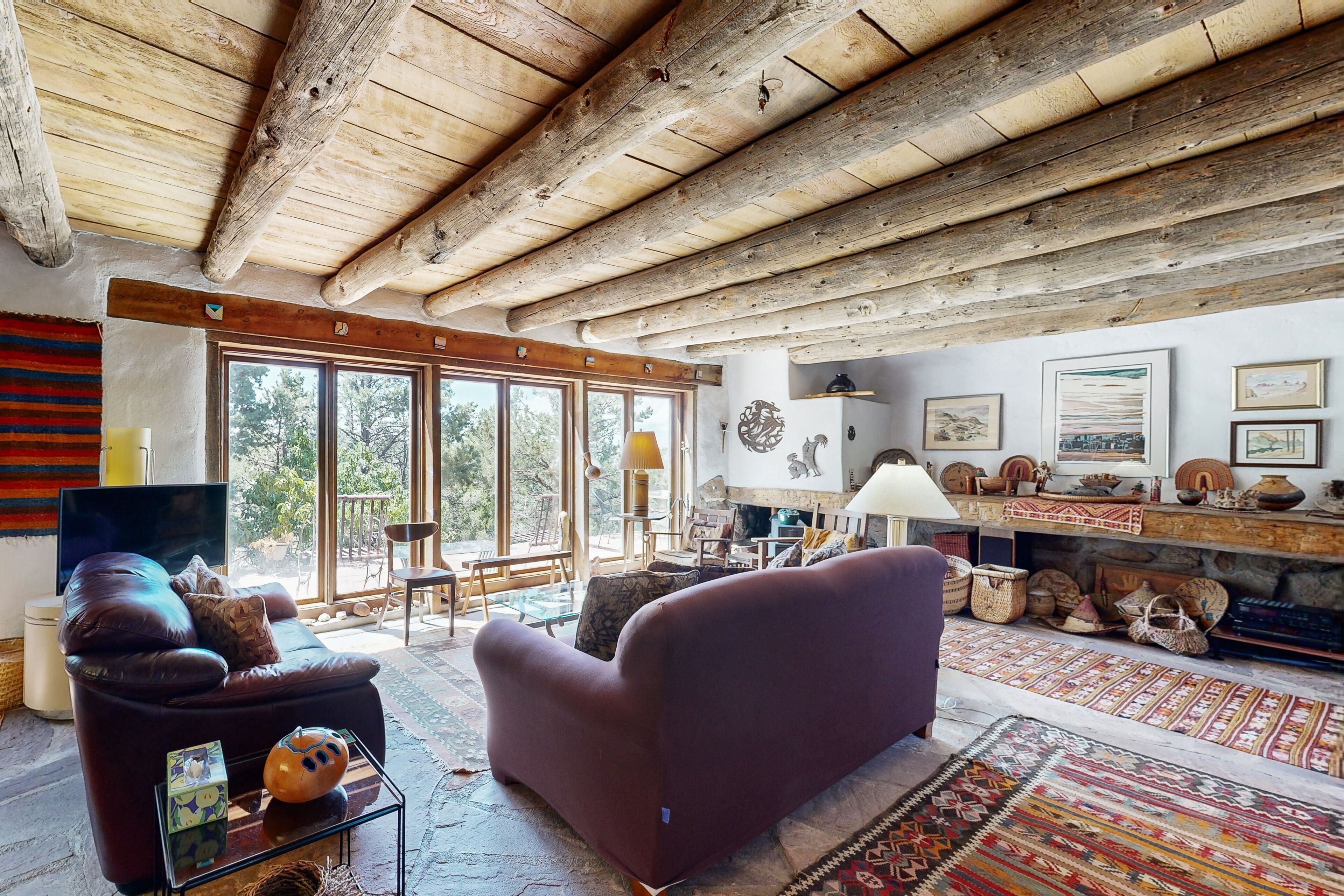 TV, DVD player, livros, aparelho de som