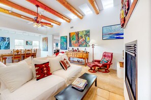 Téléviseur, foyer, livres