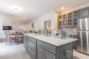 Dining - Luxury Villa-Hot Tub-Fire Pit-King Bed Suite-Privately Fenced Yard (East Stroudsburg)