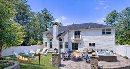 Luxury Villa with Hot Tub, 2 Fire Pits, 5 Bedroom, Game Room & Fenced Yard