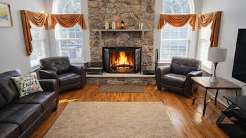 TV connectée, cheminée, jeux vidéo, baby-foot