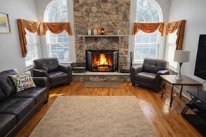 TV connectée, cheminée, jeux vidéo, baby-foot