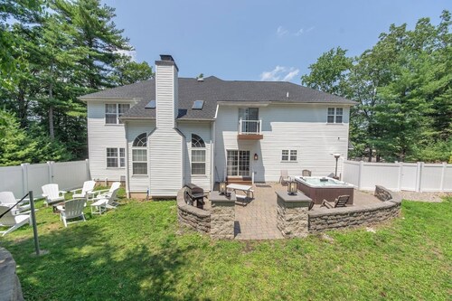 Luxury Villa-Hot Tub-Fire Pit-King Bed Suite-Privately Fenced Yard