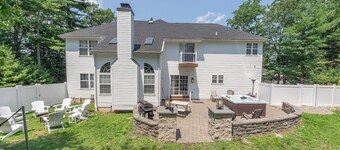 Luxury Villa-Hot Tub-Fire Pit-King Bed Suite-Privately Fenced Yard