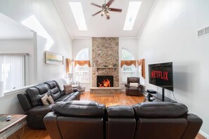 Smart TV, fireplace, video games, foosball - Luxury Villa-Hot Tub-Fire Pit-King Bed Suite-Privately Fenced Yard (East Stroudsburg)