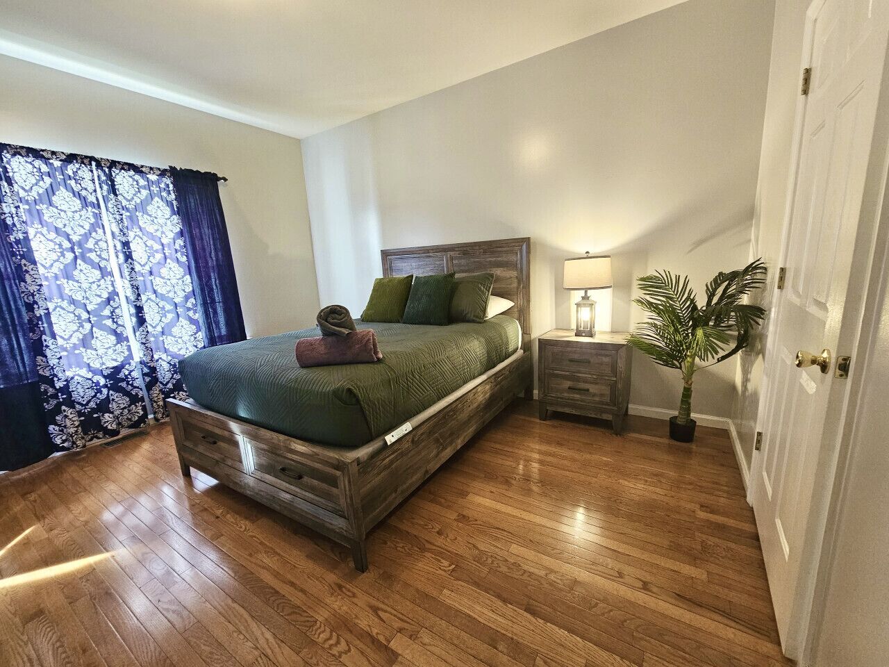 5 Schlafzimmer, Schreibtisch, Bügeleisen/Bügelbrett, Reisekinderbett