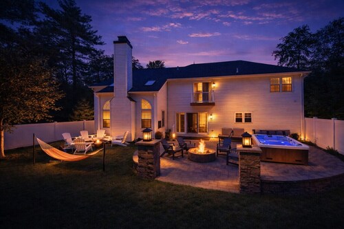 5BR Sleeps 12 • Hot Tub • 2 Fire Pits • Game Room • Backyard Oasis