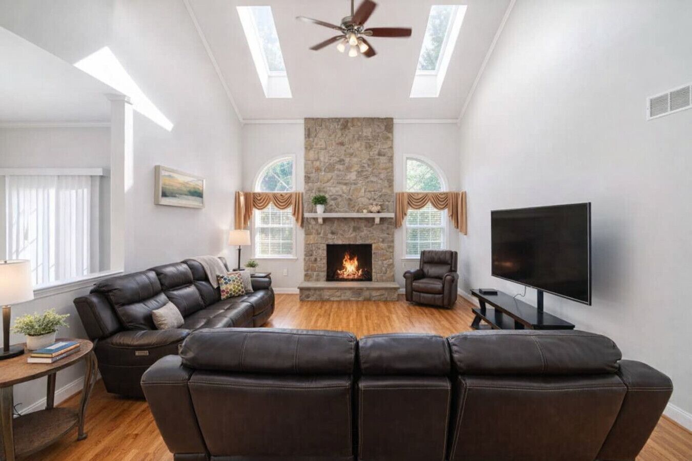 Een smart-tv, een open haard, videogames en tafelvoetbal