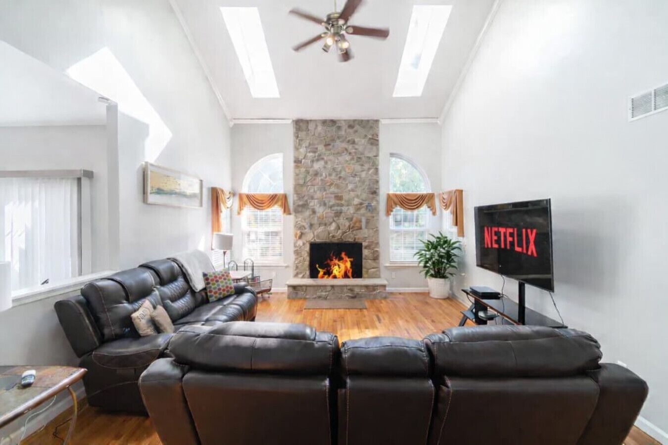 TV connectée, cheminée, jeux vidéo, baby-foot