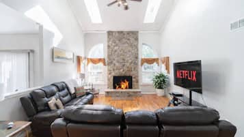 TV connectée, cheminée, jeux vidéo, baby-foot