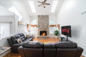 TV connectée, cheminée, jeux vidéo, baby-foot