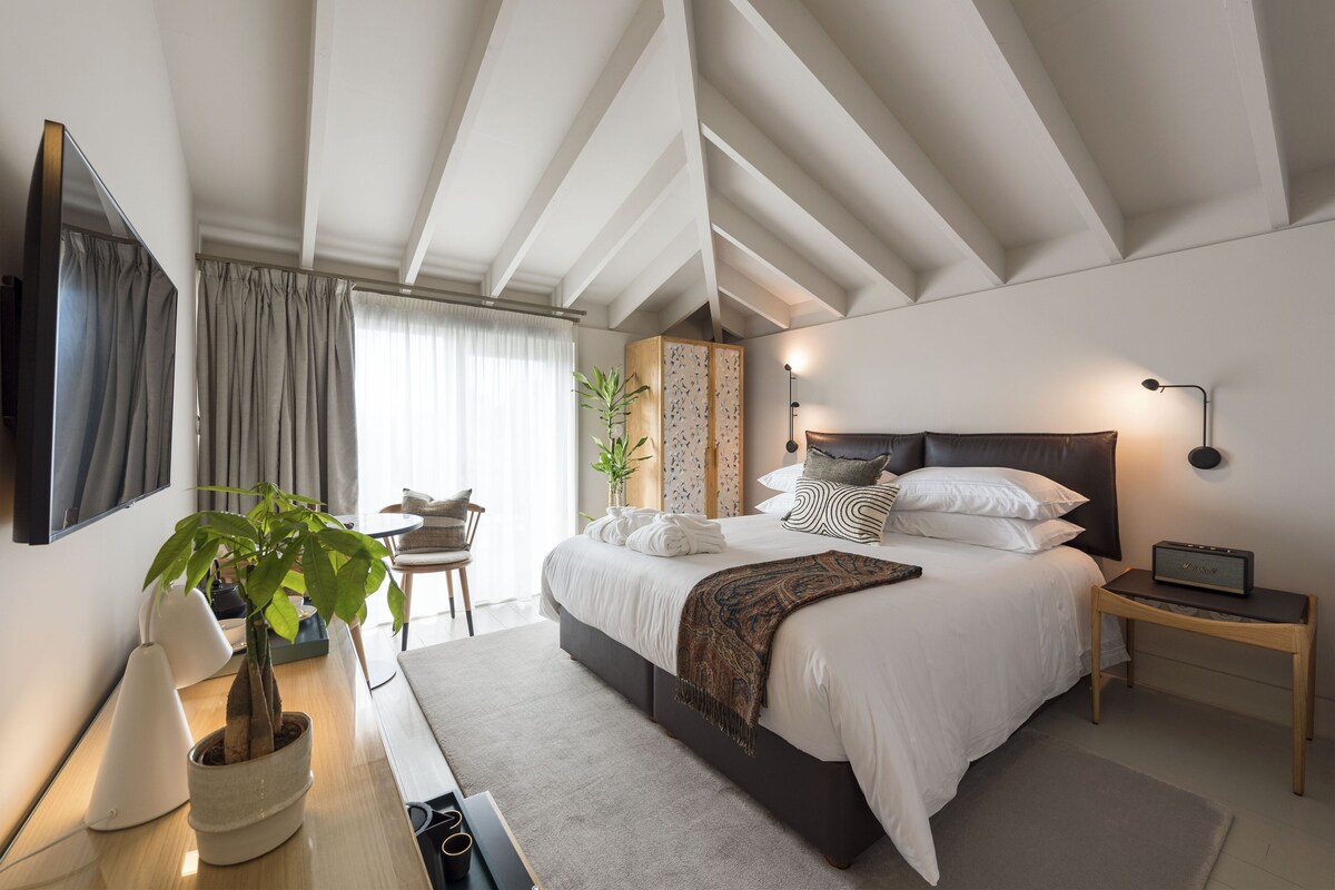 Ropa de cama de alta calidad y minibar 