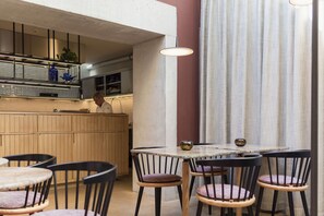 Desayuno buffet diario (EUR 10 por persona)