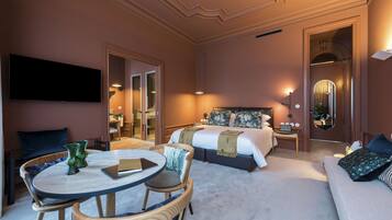 Une chambre d’hôtel équipée d’un lit, d’une table de chevet, d’une lampe et d’un téléviseur fixé au mur.