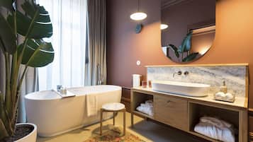 Studio Suite | Bathroom | Shower, rainfall showerhead, free toiletries, hair dryer