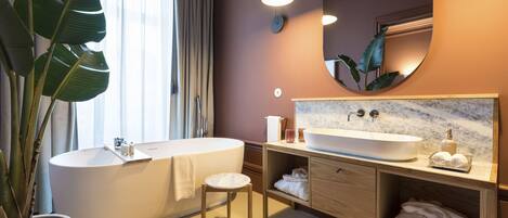 Studio Suite | Kamar mandi | Shower, pancuran hujan, perlengkapan mandi gratis, dan pengering rambut