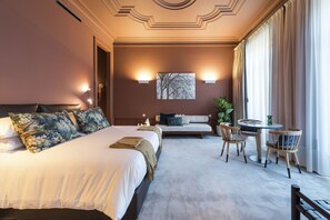 Suite estudio | Zona de estar | Televisión de pantalla plana de 50 pulgadas con canales por satélite