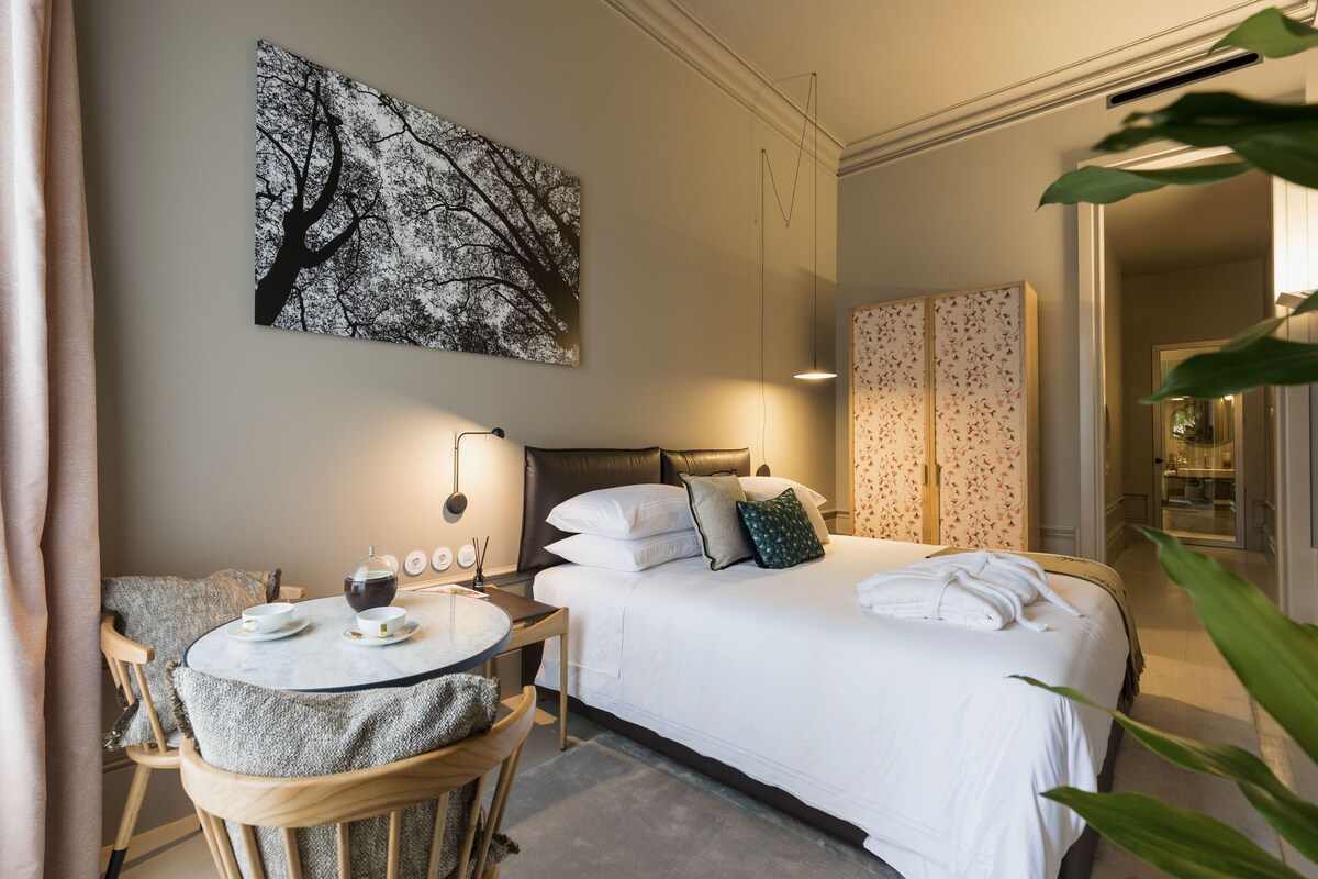 Ropa de cama de alta calidad y minibar 