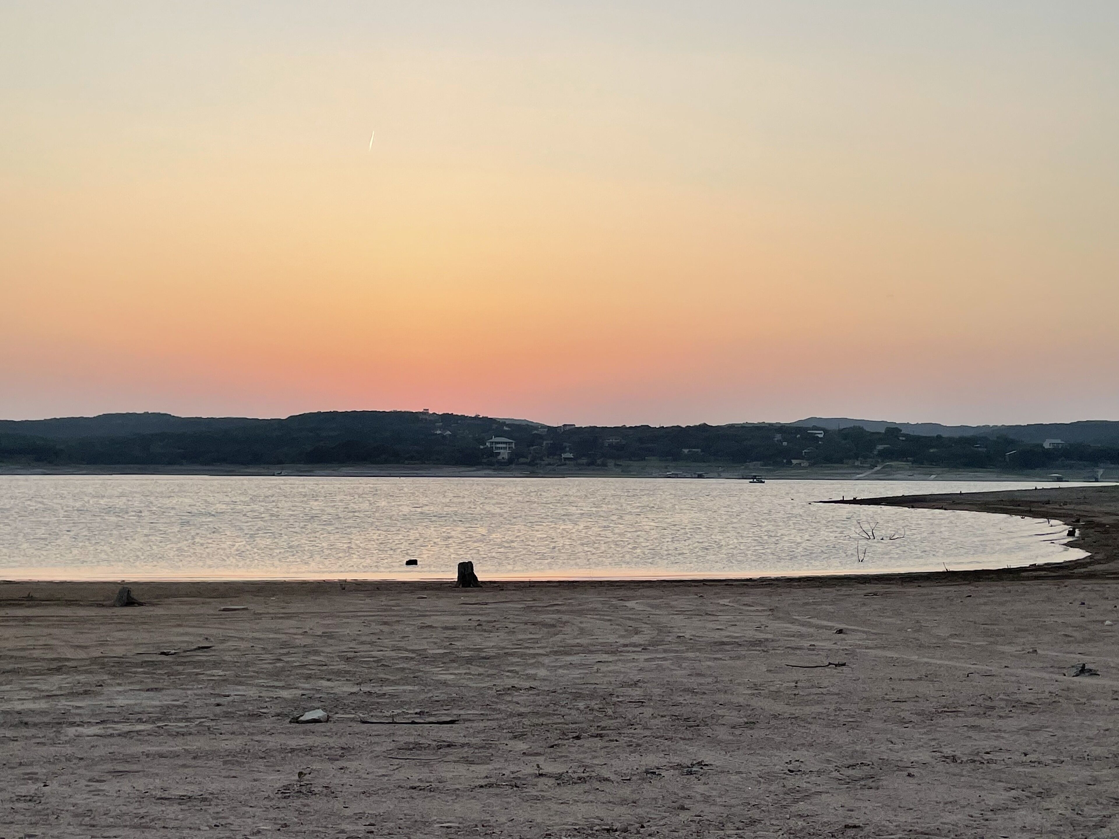 Sweet 3-bedroom townhouse with free parking!!! 5 minutes from lake!!