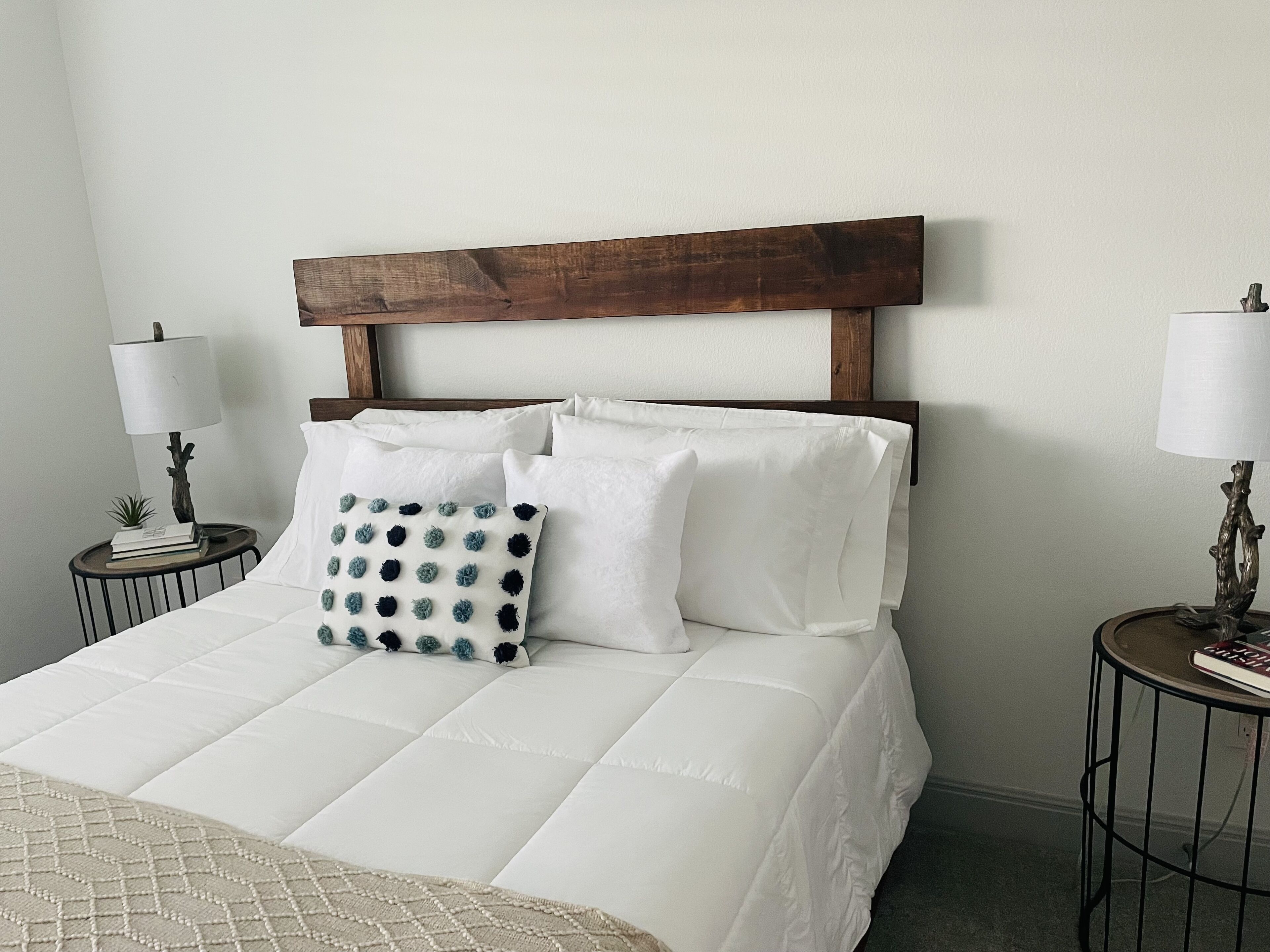 Sweet 3-bedroom townhouse with free parking!!! 5 minutes from lake!!