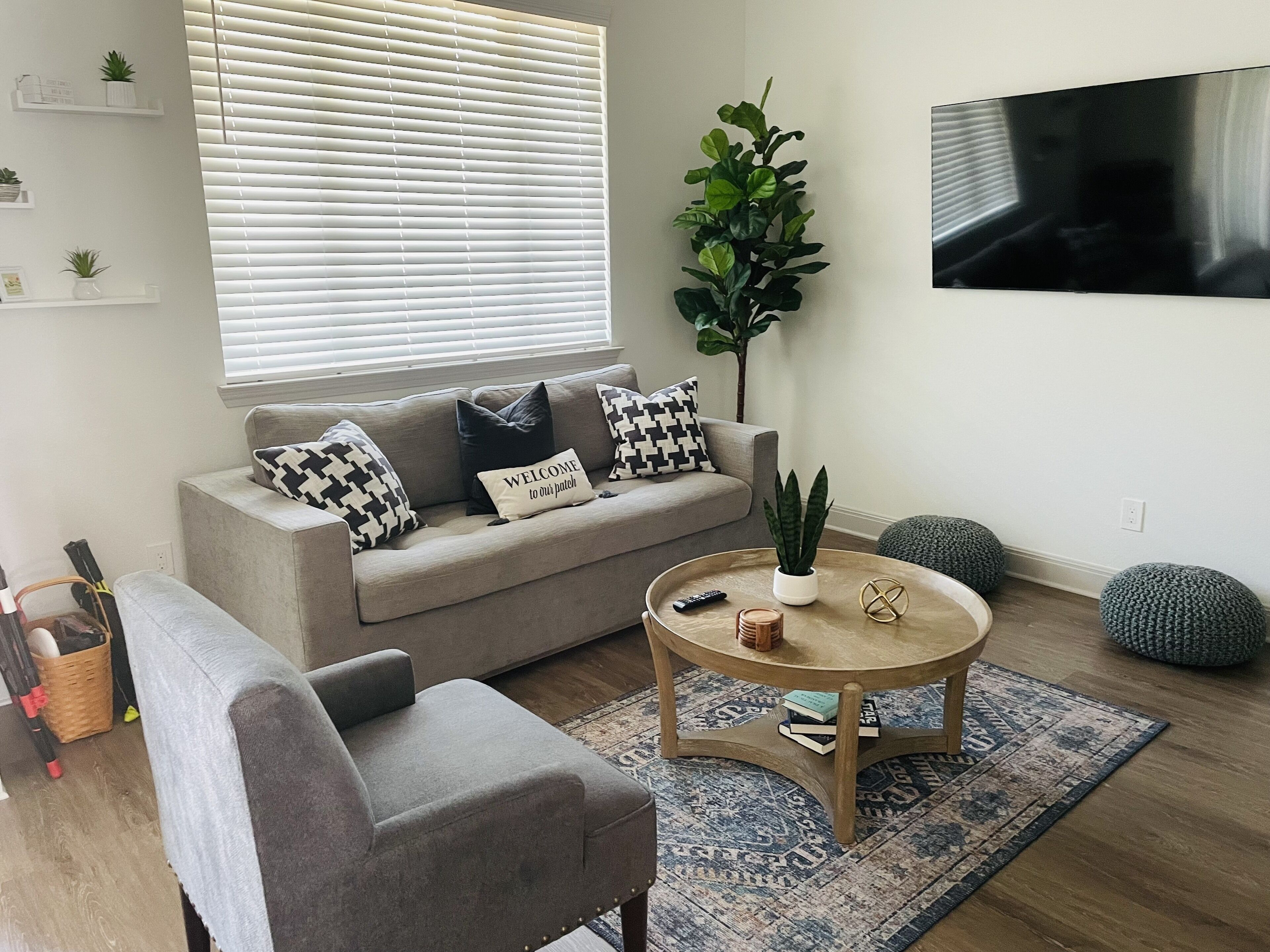 Sweet 3-bedroom townhouse with free parking!!! 5 minutes from lake!!