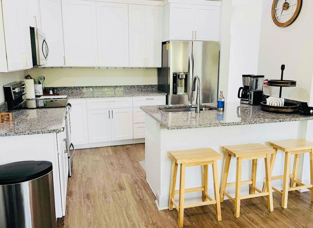 Sweet 3-bedroom townhouse with free parking!!! 5 minutes from lake!!